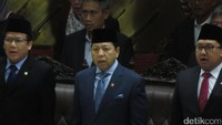 Ketua DPR Setya Novanto mengikuti sidang paripurna membahas RUU Pemilu setelah menyandang status tersangka. Novanto sempat absen di sidang paripurna sebelumnya yang membahas RUU APBN. (Andhika Prasetia/detikcom)
