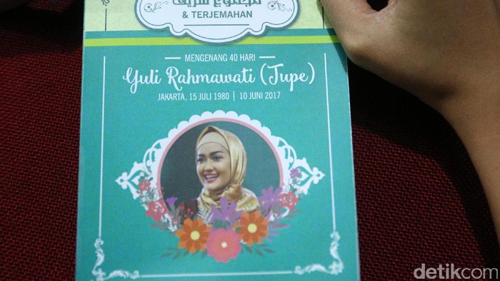 Julia Perez meninggal 10 Juni 2017 setelah bergelut dengan kanker serviks atau kanker leher rahim (Foto: Hanif Hawari/detikHOT) Julia Perez meninggal 10 Juni 2017 setelah bergelut dengan kanker serviks atau kanker leher rahim (Foto: Hanif Hawari/detikHOT)