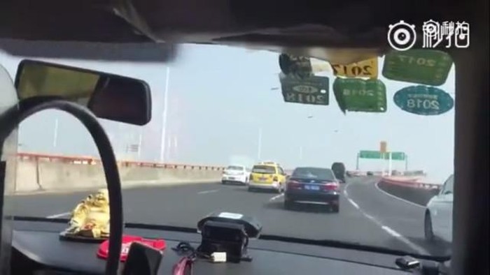 Taksi Ini Salip 50 Mobil dalam Waktu Kurang dari 2 Menit