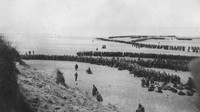 Setelah kalah dari Jerman, ribuan tentara mengantre untuk menunggu evakuasi dari Dunkirk. Fox Photos/Getty Images/detikFoto.