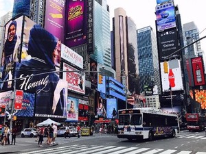 Foto: Ketika Billboard Wanita Berhijab Eksis di Tengah Kota New York