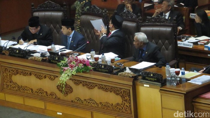 Pengesahan UU Pemilu Diwarnai Walk Out, Buaya Pulangkan Korban