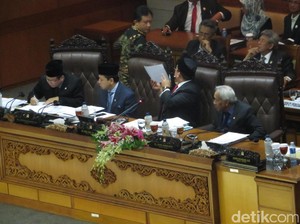 Pengesahan UU Pemilu Diwarnai Walk Out, Buaya Pulangkan Korban