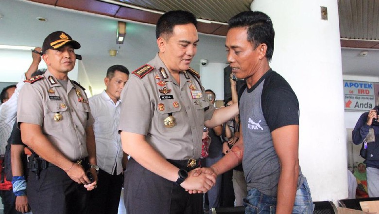 Polisi Jenguk Saudara Kembar yang Jadi Korban Penjambretan Polisi Jenguk Saudara Kembar yang Jadi Korban Penjambretan