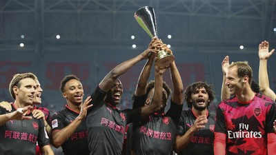 Foto: Arsenal Angkat Trofi di China