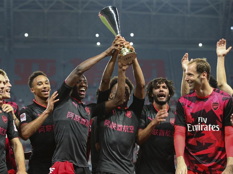 Foto: Arsenal Angkat Trofi di China