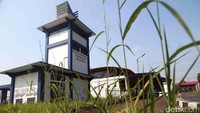 Tembok terminal dikotori oleh coretan-coretan orang tak bertanggung jawab.