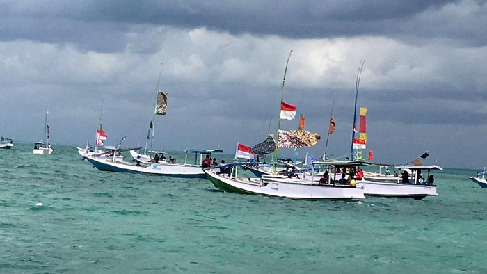 Bendera setengah tiang dipasang di kapal-kapal nelayan sepanjang pesisir Masalembu, Kabupaten Sumenep, Jatim. Aksi ini dilakukan untuk perlawan terhadap kapal-kapal yang masih menggunakan cantrang untuk menangkap ikan. Istimewa/Darul Hasyim Fath