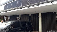 Pintu masuk ke kantor itu ditutup nyaris rapat. (Dwi Andayani/detikcom)