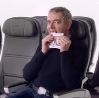 Dunia mengenalnya sebagai Mr. Bean, yang identik dengan karakter pria konyol dan jenaka. Tapi di balik sosok komedi itu, ada seorang jenius bernama Rowan Atkinson. Rowan disebut memiliki IQ 178 dan masuk dalam kategori jenius. Pria asal Inggris ini merupakan lulusan Universitas Newcastle dan Oxford, dan berhasil meraih dua gelar di jurusan insinyur listrik. Foto: British Airways/Youtube