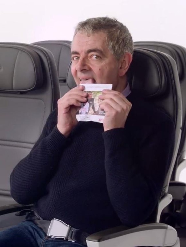Dunia mengenalnya sebagai Mr. Bean, yang identik dengan karakter pria konyol dan jenaka. Tapi di balik sosok komedi itu, ada seorang jenius bernama Rowan Atkinson. Rowan disebut memiliki IQ 178 dan masuk dalam kategori jenius. Pria asal Inggris ini merupakan lulusan Universitas Newcastle dan Oxford, dan berhasil meraih dua gelar di jurusan insinyur listrik. Foto: British Airways/Youtube