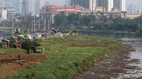 Tampak seorang warga tengah bercocok tanam di pinggir BKB.