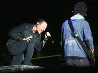 Haru Biru Penampilan Mike Shinoda di Jakarta