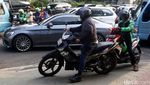 Foto : Malu! Ojek Online Ini Terobos Trotoar