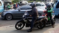 Selain mengambil hak pejalan kaki, aksi ini juga membahayakan pejalan kaki.