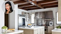 Rumah Kourtney Kardashian di Calabasas, California punya dapur keren. Lantainya memakai batu gamping dengan peralatan dapur serba stainless steel. Dominasi warna cokelat pada ruangan memberi sentuhan hangat. (Foto: People)