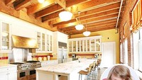 Diva pop muda Taylor Swift juga dikenal doyan masak. Di penthouse NYC-nya, Swift punya dapur luas dengan sentuhan marmer, kayu dan warna putih yang terkesan hangat. (Foto: People)
