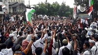 Massa memenuhi area depan Gedung Sate yang beralamat di Jalan Diponegoro, Kota Bandung itu. Mereka datang sambil membawa bendera dan selendang berlogo bendera Palestina.
