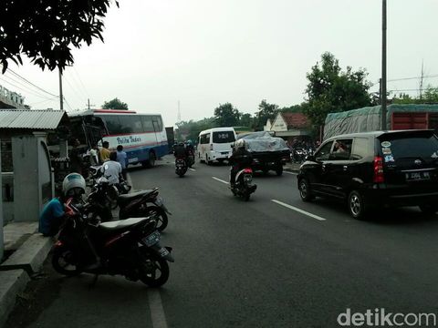 Arus lalu lintas jalur nasional Surabaya-Madiun sempat padat/