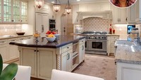 Dapur model sekaligus presenter, Tyra Banks juga besar. Peralatannya serba stainless steel dengan meja dapur beralas marmer. Lampu gantung di tengah ruangan memunculkan kesan klasik. (Foto: People)