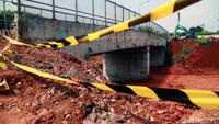 Alat berat terus bekerja mengeruk tanah.