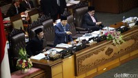 Ketua DPR Setya Novanto memimpin paripurna setelah Wakil Ketua DPR Fadli Zon walk out.