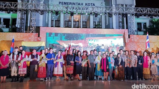 Tutup Cross Culture Festival, Risma Sebut Surabaya Kota Seni
