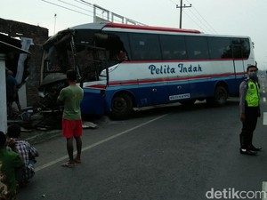 Bus Pelita Indah Tabrak Rumah Warga di Jombang, Tujuh Orang Luka