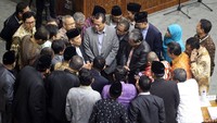 Para anggota DPR berdiskusi di sela-sela rapat paripurna.
