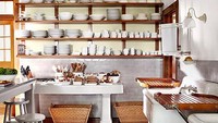 Penasaran dengan dapur Martha Stewart? Ini dia tampilannya. Dapur beserta rumah Stewart di Seal Harbor, Maine ini dibeli dari keluarga Ford. Termasuk aneka piring, gelas dan kulkas vintage di dalamnya. (Foto: People)