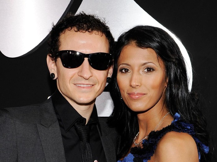 LOS ANGELES, CA - JANUARY 31:  Musician Chester Bennington (L) and wife Talinda Bentley of the band Linkin Park arrive at the 52nd Annual GRAMMY Awards held at Staples Center on January 31, 2010 in Los Angeles, California.  (Photo by Larry Busacca/Getty Images for NARAS)