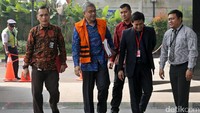 Nur Alam tiba di gedung KPK, Jakarta, Jumat (21/7/2017).