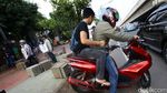 Foto : Pahlawan Trotoar Hadang Pemotor Bandel
