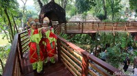 Penari berfoto di rumah pohon di salah satu peserta pameran FLona saat pembukaan, Jumat (21/7/2017).