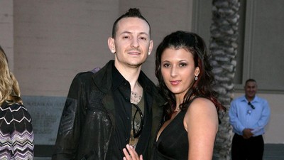 Foto: Mengenang Kemesraan Chester Bennington dan Istrinya Talinda