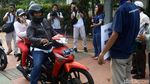 Foto : Pahlawan Trotoar Hadang Pemotor Bandel