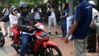 Mereka melakukan penghadangan terhadap sejumlah pemotor yang menerobos trotoar di kawasan Kasablanka, Jakarta Selatan, Jumat 21 Juli 2017.