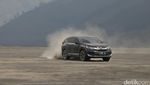 Aksi Honda CR-V Turbo Bermain di Pasir Bromo
