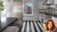 Inilah dapur milik aktris Julia Roberts. Ruangannya tak terlalu besar karena menempati apartemen mewah di NYC. Kesan modern serba silver begitu tercermin. (Foto: People)