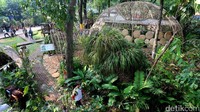 Stand pameran bergaya tropis terlihat unik di tengah kesejukan taman Lapangan Banteng.