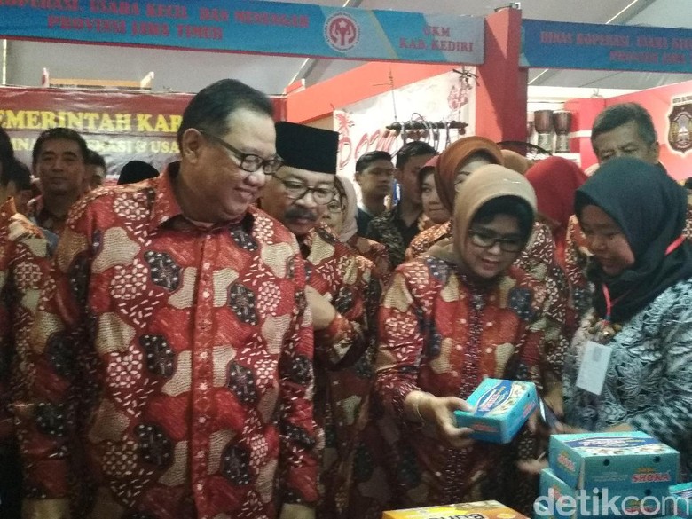 Bantuan Seragam SMA/SMK Negeri di Jatim akan Didistribusikan Bantuan Seragam SMA/SMK Negeri di Jatim akan Didistribusikan