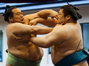 Sumo Bukan Sekadar Dua Orang Gemuk Bergulat
