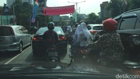 Ingat helm bukan sekedar aksesoris belaka, tapi juga bisa melindungi pengguna motor dari cedera. Foto: Elvan Dany Sutrisno