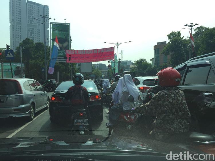 Siswi SMA Boncengan Naik Motor Tidak Pakai Helm