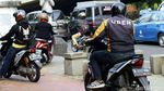 Foto : Malu! Ojek Online Ini Terobos Trotoar