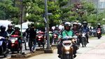 Foto : Malu! Ojek Online Ini Terobos Trotoar