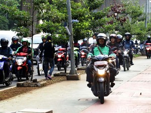 Pemotor yang Terobos Trotoar Dikenakan Tilang Rp 500 Ribu