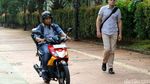 Foto : Pahlawan Trotoar Hadang Pemotor Bandel