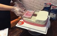 Wow, Saat Dipencet Kue Ulang Tahun Ini Keluarkan Uang Tunai!