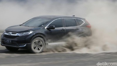 Aksi Honda CR-V Turbo Bermain di Pasir Bromo